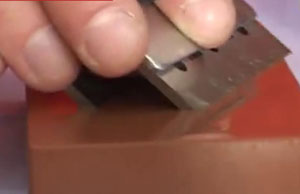 Процесс заточки ножей электрорубанка